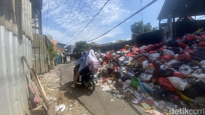 Sampah Menutup Jalan di TPS Depok, Warga Protes