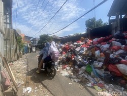 Tumpukan Sampah Tutupi Jalan di TPS Depok, Warga Protes