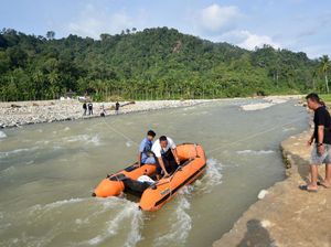 Perahu Karet Jadi Akses Pekerja di Padang Pariaman