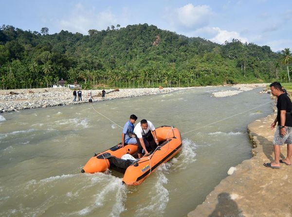 Perahu Karet Jadi Akses Pekerja di Padang Pariaman