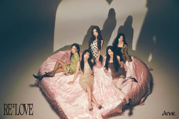 Apink menyampaikan perasaan menyentuh dalam karya musik terbarunya. Love Me More merupakan lagu yang berisikan rasa cinta Apink untuk penggemar.