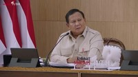 Prabowo Tonton Video Anak-anak Tunggu MBG: Hei Orang Pinter yang Ngejek, Lihat!