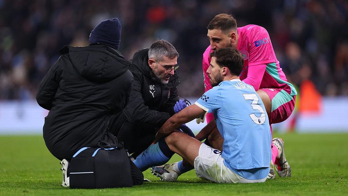 Ruben Dias (3) mengalami cedera hamstring saat melawan Chelsea. Foto: Getty Images/Marc Atkins