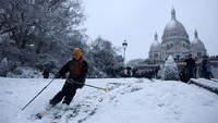 Salju Langka Selimuti Paris, Lereng Montmartre Jadi Arena Ski Dadakan