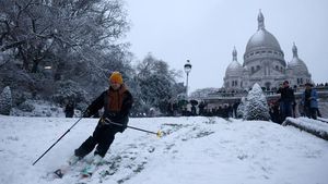 Salju Langka Selimuti Paris, Lereng Montmartre Jadi Arena Ski Dadakan