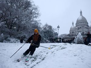 Salju Langka Selimuti Paris, Lereng Montmartre Jadi Arena Ski Dadakan