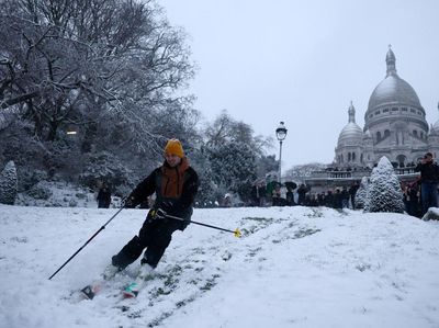 Salju Langka Selimuti Paris, Lereng Montmartre Jadi Arena Ski Dadakan