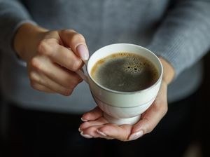 Sering Minum Kopi Saat Perut Kosong? Ini 4 Dampak Fatalnya