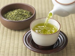 5 Minuman Sehat untuk Atasi Perut Begah Setelah Makan