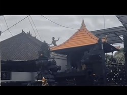 Ulah Pria Telanjang Ngamuk di Atap Rumah Orang di Kuta