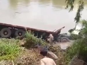 Truk Muat Ekskavator di Konawe Terjun ke Sungai, Sopir Selamat karena Lompat