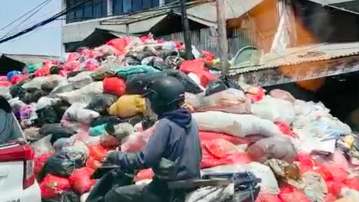 Sampah di Pasar Cimanggis Tangsel Tumpah ke Jalan, Bau Busuk Merebak
