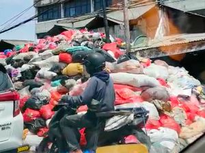 Sampah di Pasar Cimanggis Tangsel Tumpah ke Jalan, Bau Busuk Merebak