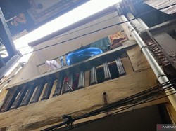 3 Anak di Jaktim Ditinggal Ortu Pergi, Balita Jatuh dari Lantai 2