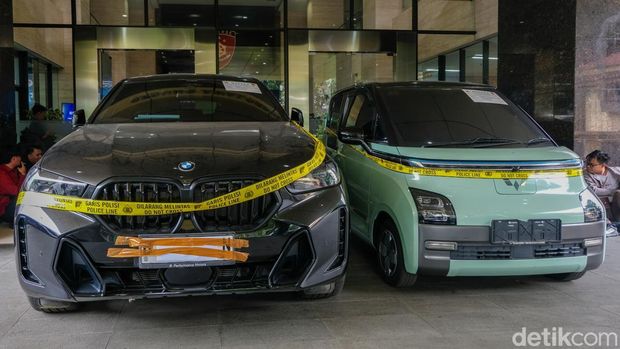 Wakabareskrim Polri Irjen Nunung Syaifudin dan Dirtipidsiber Bareskrim Polri Brigjen Himawan Bayu Aji mengungkap kasus judi online (judol) dalam jumpa pers di Bareskrim Polri, Jakarta, Rabu (7/1/2026). Lima orang ditetapkan sebagai tersangka.