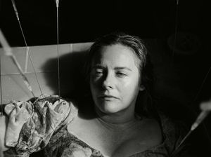 Jangankan Penonton, Alicia Silverstone Juga Kaget dengan Adegan Bak Mandi di Bugonia