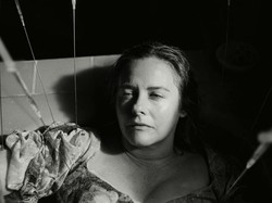 Jangankan Penonton, Alicia Silverstone Juga Kaget dengan Adegan Bak Mandi di Bugonia