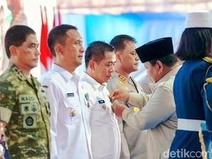 Bupati Karawang Aep Syaepuloh Dianugerahi Satyalancana Wira Karya