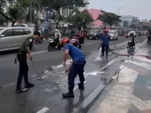 Tumpahan Minyak Restoran di Jalan Margonda Depok Bikin Pemotor Berjatuhan