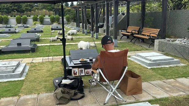 DJ Koo setia mendatangi makam istrinya Barbie Hsu.