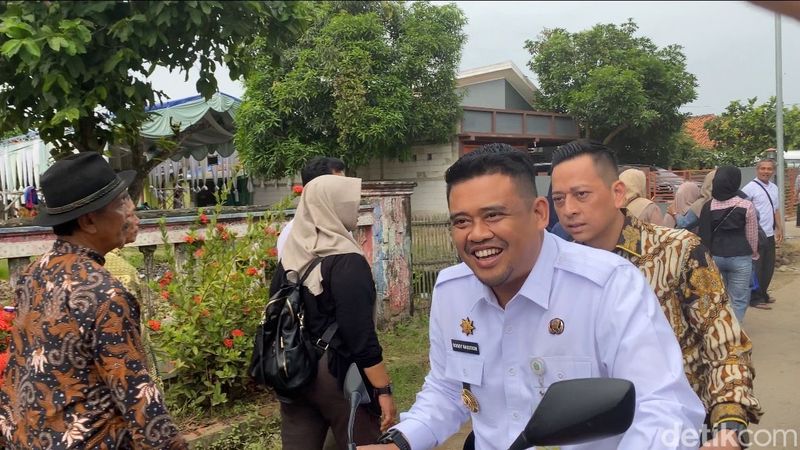 Gubsu Bobby naik motor hadiri panen raya di Karawang