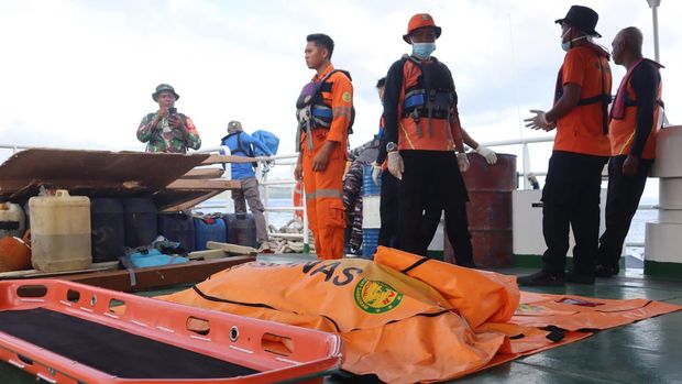 Tim SAR gabungan berada di dekat kantong berisi jenazah diduga korban tenggelamnya KM Putri Sakinah di Labuan Bajo, Manggarai Barat, Nusa Tenggara Timur (NTT), Selasa (6/1/2026). Pada hari ke-12 tim SAR gabungan berhasil mengevakuasi satu jenazah yang berada di bangkai kapal KM Putri Sakinah yang kecelakaan pada 26 Desember 2025 lalu. ANTARA FOTO/Gecio Viana