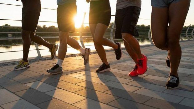 Ilustrasi sepatu dan outfit lari yang nyaman/ Foto: Freepik.com