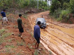 Sekda Desak PT MHP Segera Perbaiki Jalan Dua Desa di Musi Rawas