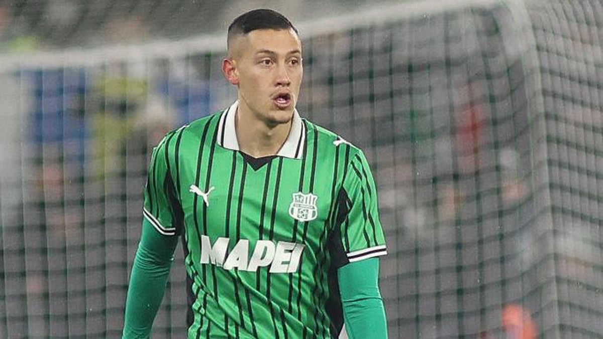 Jay Idzes mengalami cedera saat Sassuolo mengalahkan AC Milan. (Foto: NurPhoto via Getty Images/NurPhoto)