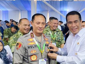 Kapolda Lampung Terima Satyalancana Wira Karya dari Presiden Prabowo