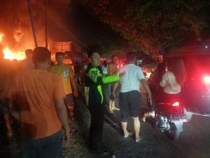 4 Motor Ludes Saat Kebakaran Hebat Toko Ban Mobil di Gresik