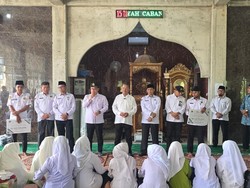 Sekolah Hanyut Terbawa Banjir Sumatera, Siswa MTs di Sumbar Ini Belajar di Masjid