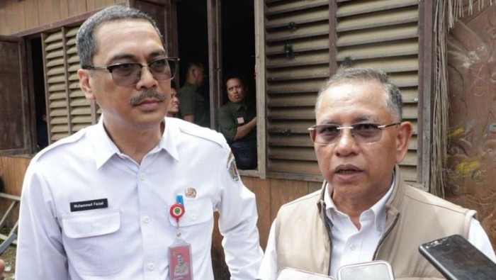 Kepala Dinas Komunikasi dan Informatika (Diskominfo) Kaltim Muhammad Faisal mengatakan peristiwa itu terjadi saat rombongan hendak kunjungan kerja (kunker) ke wilayah Kutai Barat (Kubar)-Mahakam Ulu (Mahulu). Karena kondisi jalan yang kering membuat pandangan tertutup debu, salah satu mobil keluar dari jalur.