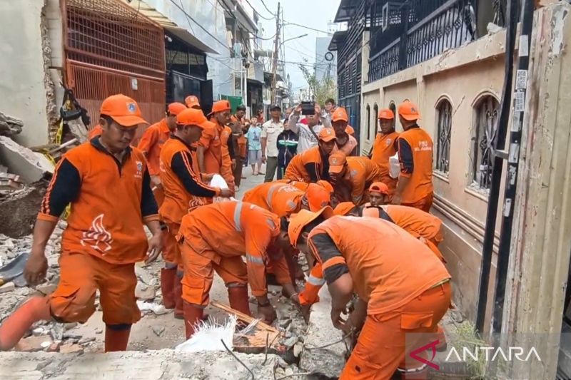 Ledakan yang dipicu kebocoran tabung gas terjadi di Jakbar. Seorang ibu rumah tangga terlempar ke luar rumah hingga terluka parah. (ANTARA/Risky Syukur)