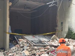 Tabung Gas Meledak di Jakbar, Ibu-ibu Terlempar dari Rumahnya