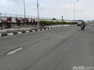 Jalan Flyover Jakabaring Berlubang, Pengendara Minta Perbaikan Segera