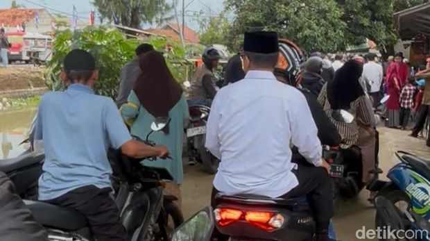 Mendes Yandri Susanto naik motor ke lokasi panen raya di Karawang