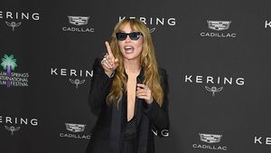 Momen Miley Cyrus Ngomel ke Fotografer, Disuruh Lepas Kacamata di Red Carpet