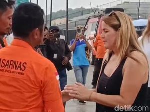 Momen Haru Istri Pelatih Valencia Lepas-Sambut Tim SAR di Pelabuhan