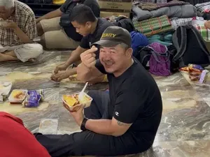 Respect! Kakek 76 Tahun Isi Masa Pensiun dengan Beri Makan Tunawisma