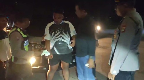 Petugas saat meringkus pemuda berinisial IGDA (19), pelaku penipuan spesialis BRILink di Pelabuhan Gilimanuk, Selasa (6/1/2026). (Dok. Polres Jembrana)