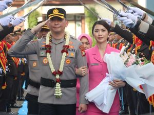 Momen Haru AKBP Victor Pamit dari Polres Tangsel, Ojol Ikut Melepas