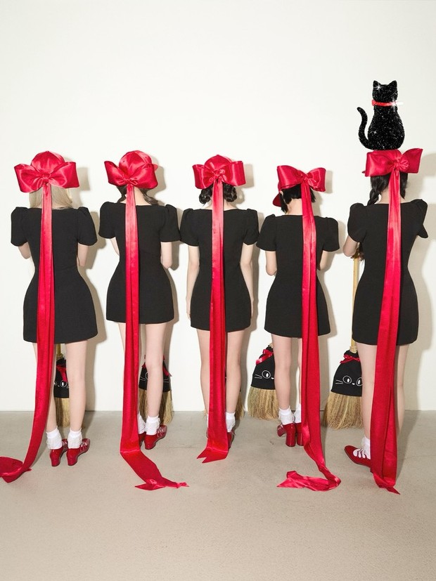 Potret KiiiKiii bergaya ala karakter anime Kiki's Delivery Service di teaser album 'Delulu Pack'. Penampilannya menuai reaksi antusias publik.