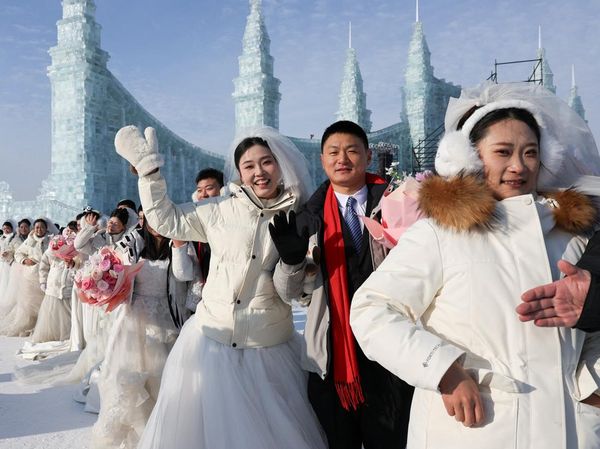 Potret Puluhan Pasangan Menikah di Tengah Suhu Ekstrem