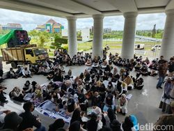 Ratusan Guru Honorer Lombok Tengah Demo Tolak PHK, Siap Tak Terima Gaji