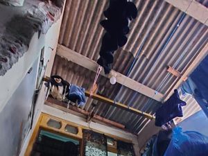 Cerita Dramatis Evakuasi Ibu-Anak Terjebak Rumah Ambrol di Surabaya