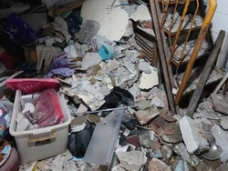 Rumah 2 Lantai di Dupak Surabaya Ambrol, Ibu dan Anak Terjebak