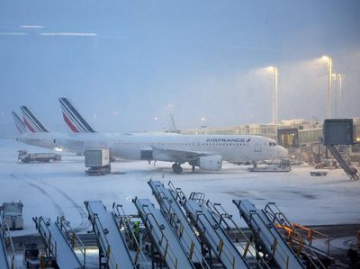 Salju Lebat Lumpuhkan Penerbangan di Paris