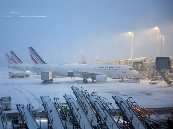 Salju Lebat Lumpuhkan Penerbangan di Paris