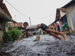 Tanggul Sungai Bremi Jebol, Ratusan KK di Pekalongan Terdampak Banjir